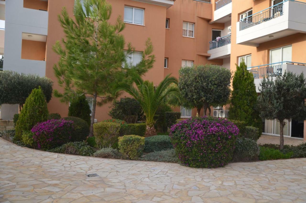 Iris Village Paphos Esterno foto
